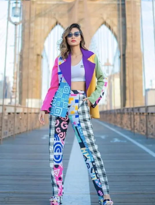 <p>Blazer outfit dengan nuansa yang cerah sangat cocok untuk kamu yang ingin tampil maksimal dan penuh warna.</p>