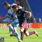 Striker Genoa asal Polandia, Krzysztof Piatek (kanan). (AFP/Tiziana Fabi)