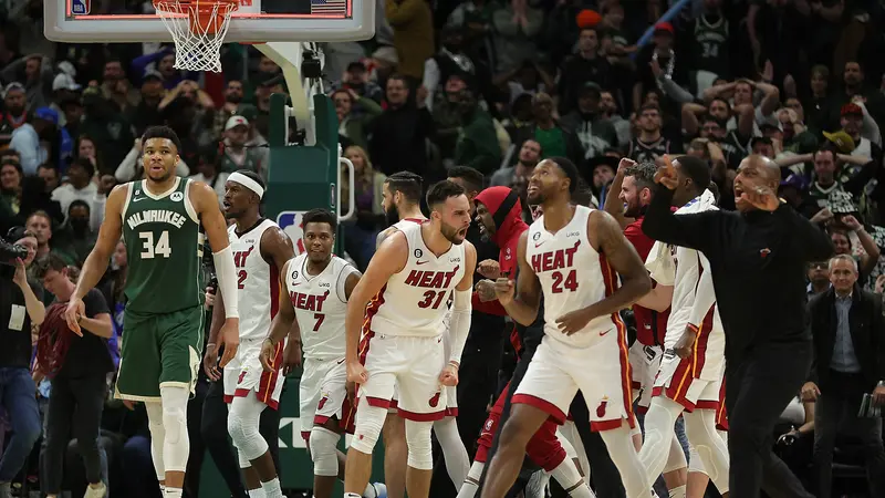 Selebrasi pemain Miami Heat usai menyingkirkan Milwaukee Bucks