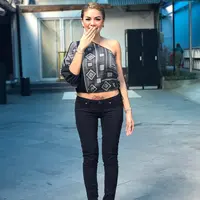 Salah satunya adalah Nikita Mirzani yang mendapat banyak tawaran untuk menjadi pembawa acara. Ia juga diajak tampil di acara kampanye yang berlangsung di beberapa daerah. (Instagram/nikitamirzanimawardi_17)