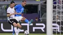 Bek timnas Jerman Niklas Sule mencoba untuk memblokir tembakan penyerang Italia Gianluca Scamacca pada matchday pertama UEFA Nations League A Grup 3 di Renato Dall'Ara, Minggu (6/5/2022) dini hari WIB. Jerman bermain imbang melawan Italia dengan skor 1-1. (AP Photo/Antonio Calanni)