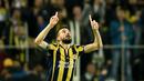 Pemain Fenerbahce, Mehmet Topal merayakan gol tunggalnya saat timnya menang atas Braga pada leg pertama 16 besar Liga Europa di Stadion Ulker Sukru Saracoglu, Istambul, Jumat (11/3/2016) dini hari WIB. (AFP/Ozan Kose)