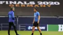 Pelatih Inter Milan, Antonio Conte berjalan selama sesi latihan di Veltins-Arena di Gelsenkirchen, Jerman, Selasa, (4/8/2020). Inter Milan akan bertanding melawan  Getafe pada babak 16 besar Liga Europa di Veltins Arena. (Lars Baron/Pool via AP)