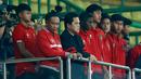 Ketua PSSI, Erick Thohir, bersama pemain Timnas Indonesia U-20 menonton laga Timnas Indonesia senior melawan Burundi pada pertandingan kedua FIFA Matchday di Stadion Patriot Candrabhaga, Bekasi, Selasa (28/3/2023). Ekspresi lesu dan cemas begitu nampak di wajah pemain Timnas Indonesia U-20 sebelum mimpi buruk itu terjadi. (Bola.com/M Iqbal Ichsan)