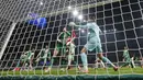 Pemain AC Milan, Santiago Gimenez mencetak gol ke gawang Feyenoord dalam laga leg 2 play off Liga Champions 2024/2025 di San Siro, Milan, Italia, Rabu (19/02/2025) dini hari WIB. (AP Photo/Luca Bruno)