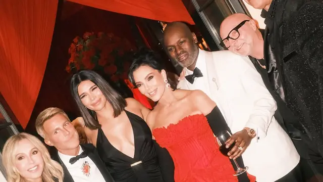 Krisjenner party ( dok. Tangkapan layar Instagram @krisjenner/https://www.instagram.com/p/DQ4aaHJiR0o/?img_index=3&igsh=MXRodHE3MGd5aXp4cw==/faqih nuriman)