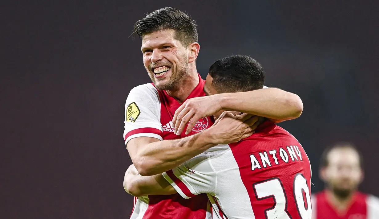 Klaas-Jan Huntelaar. Striker Belanda yang kini berusia 38 tahun dan telah pensiun pada Juli 2021 bersama FC Schalke ini tercatat 1 kali kembali memperkuat Ajax Amsterdam usai meninggalkannya. Ia memperkuat Ajax di periode pertama pada tengah musim 2005/2006 hingga tengah musim 2008/2009 dan hijrah ke Real Madrid hingga akhir musim 2008/2009. Ia kembali membela Ajax di periode kedua sejak awal musim 2017/2018 hingga tengah musim 2020/2021 usai meninggalkan FC Schalke. Bersama Ajax ia total tampil dalam 255 laga bersama Ajax di semua ajang dengan torehan 156 gol dan 42 assist. (AFP/ANP/Olaf Kraak)