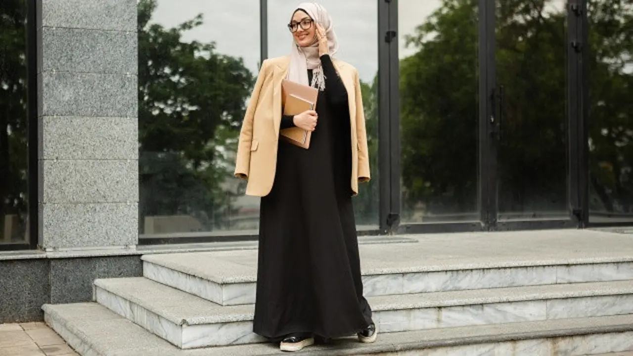 Ilustrasi Gamis Hitam (Credit: marymarkevich/freepik)