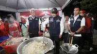 Menteri Sosial Saifullah Yusuf (Gus Ipul) bersama wakilnya, Agus Jabo Priyono turun langsung ikut menyiapkan sahur bagi para korban banjir di dapur umum Kantor Kelurahan Jatiasih, Kota Bekasi, Selasa (4/3/2025) dini hari (Istimewa)