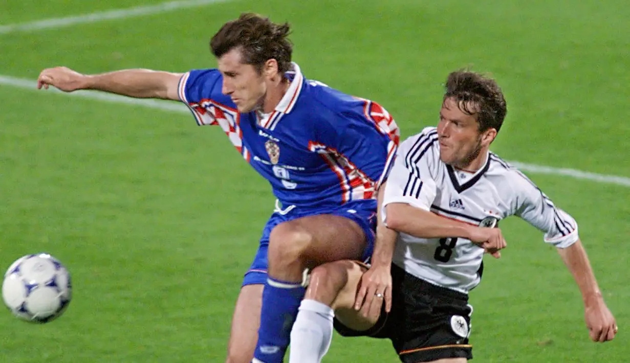 Di luar dugaan, Jerman takluk 0-3 dari Kroasia di babak perempatfinal (4/7/1998). Davor Suker kembali mecetak satu gol yang menjadi gol pamungkas dalam laga tersebut pada menit ke-85 setelah sebelumnya unggul dua gol melalui Robert Jarni (45'+3') dan Goran Vlaovic (80'). Kroasia pun lolos ke semifinal untuk menantang tuan rumah Prancis. (AFP/Gerard Malie)