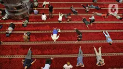 Mereka beristirahat di dalam masjid maupun di sekitarnya, sebelum kembali melanjutkan aktivitas. (Liputan6.com/Angga Yuniar)