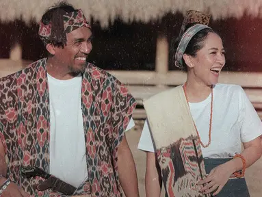 Pasangan yang menikah pada 19 Agustus lalu  ini tampak menawan dengan pakaian adat Sumba. (Liputan6.com/IG/@glennfredly309)