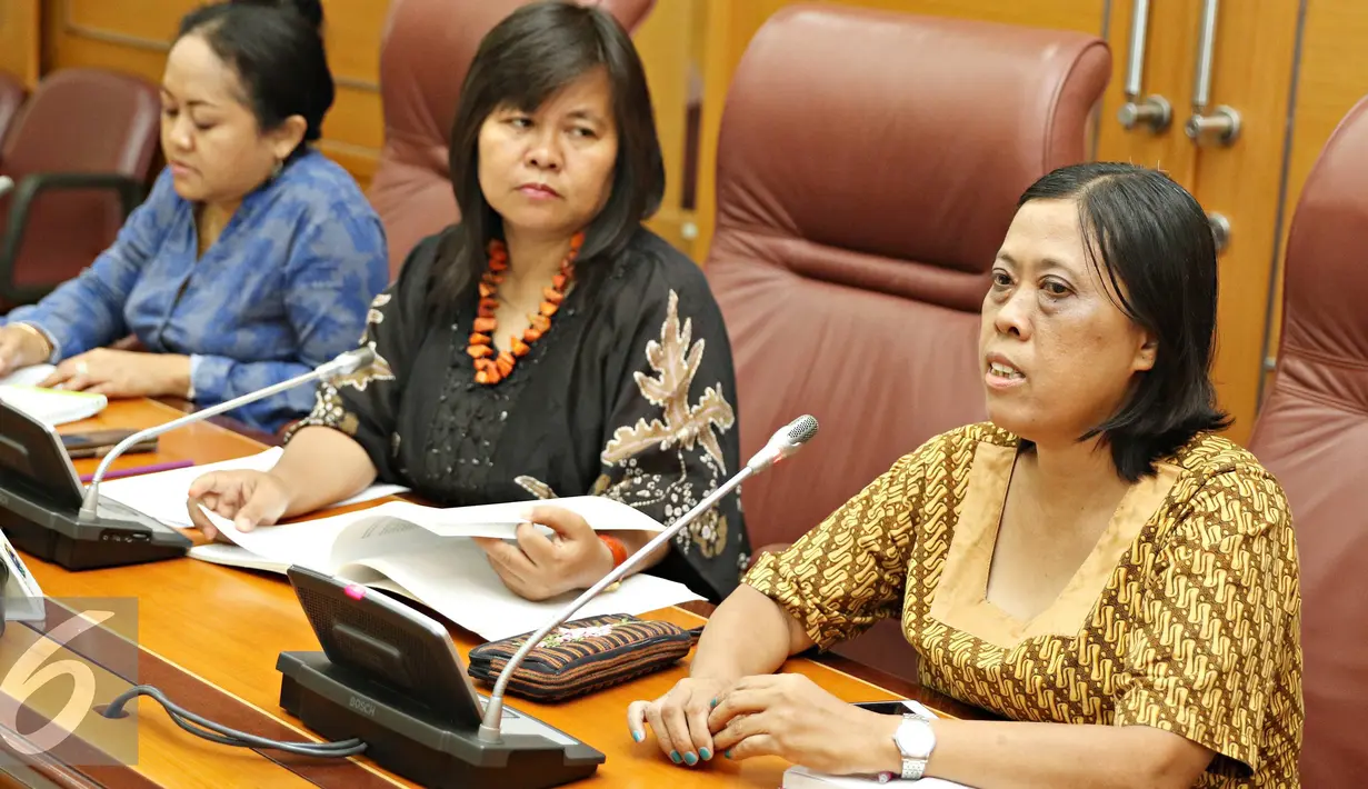 Staf Pengembangan sumber daya HAM Lembaga Studi dan Advokasi Masyarakat (Elsam) Rini Prasnawati menyampaikan keterangan terkait peringatan 18 tahun Tragedi Mei '98 di Balai Kota, Jakarta, Jumat (13/5). (Liputan6.com/Immanuel Antonius)