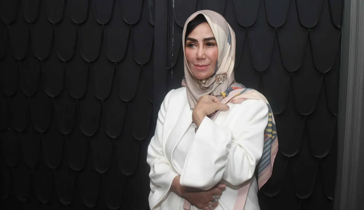 Saat ditemui di kawasan ICE BSD, perempuan yang biasa disapa mama Amy itu membantah dengan tegas terkait kabar perselingkuhan hingga nikah siri anaknya Raffi dengan penyanyi dangdut Ayu Ting Ting. (Nurwahyunan/Bintang.com)