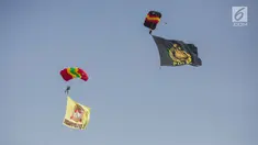 Penerjun payung membawa bendera Polri saat tampil dalam perayaan HUT ke-73 Bhayangkara di Monas, Jakarta, Rabu (10/7/2019). Sebanyak 22 penerjun payung dari TNI dan Polri ikut menyemarakkan HUT ke-73 Bhayangkara. (Liputan6.com/Faizal Fanani)