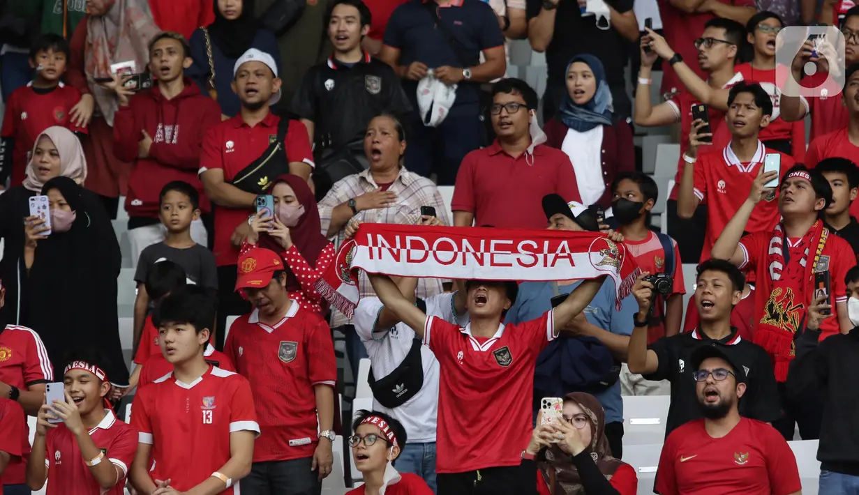 Pendukung timnas Indonesia membentang syal saat menyaksikan laga kualifikasi Grup A Piala AFF 2022 antara Indonesia melawan Kamboja di di Stadion Utama Gelora Bung Karno, Jakarta, Jumat (23/12/2022). Indonesia unggul 2-1 atas Kamboja lewat gol yang dicetak Egy Maulana Vikry dan Witan Sulaeman. (Liputan6.com/Helmi Fithriansyah)