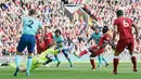 Pemain Liverpool Sadio Mane mencetak gol pertama untuk timnya saat melawan Bournemouth pada pertandingan Liga Inggris di Anfield, Liverpool (14/4). The Reds menghajar Bournemouth itu dengan skor 3-0. (Anthony Devlin/PA via AP)