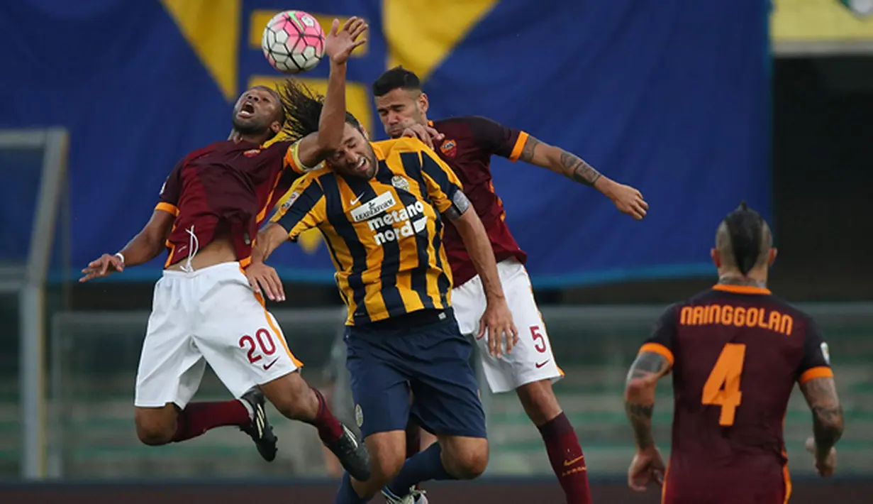  Penyerang Verona, Luca Toni duel udara dengan pemain Roma, Seydou Keita dan Leandro Castan pada laga Serie A di Stadion Marc'Antonio Bentegodi, Italia, Sabtu (22/8/2015). Verona berhasil menahan imbang Roma 1-1. (EPA/Filippo Venezia) 