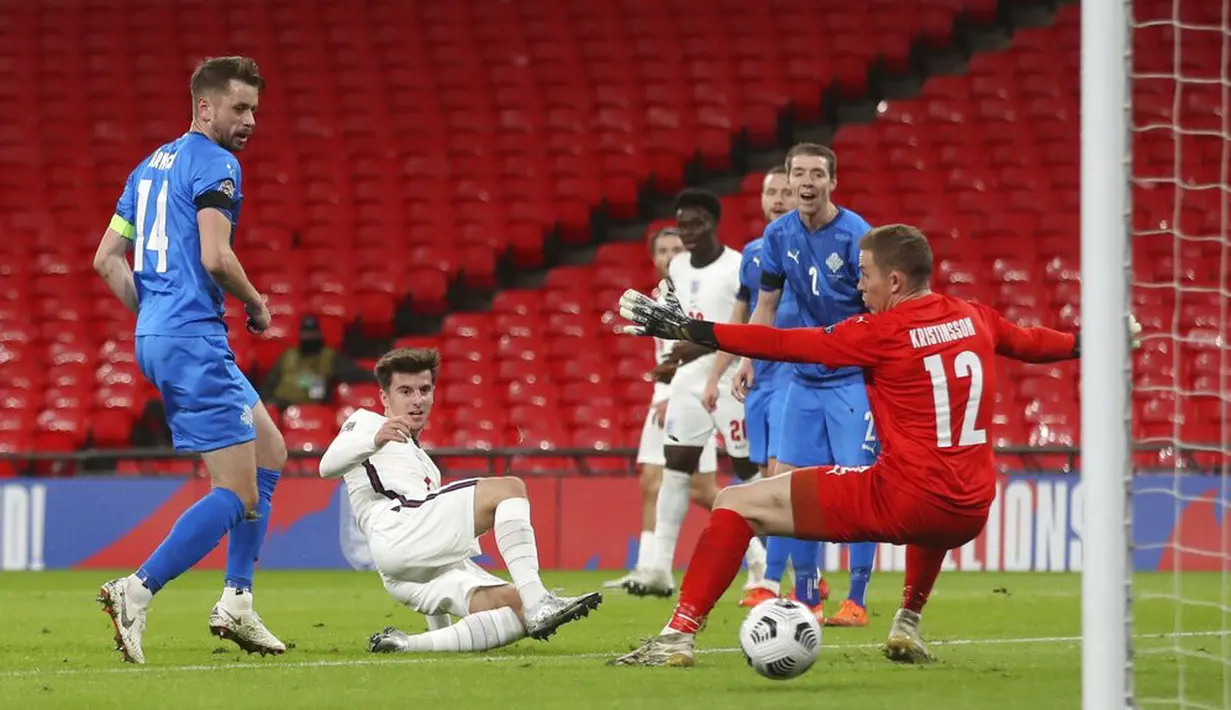 Gelandang Inggris, Mason Mount, mencetak gol ke gawang Islandia pada laga UEFA Nations League di Stadion Wembley, Kamis (19/11/2020). Inggris menang dengan skor 4-0. (Carl Recine/Pool via AP)