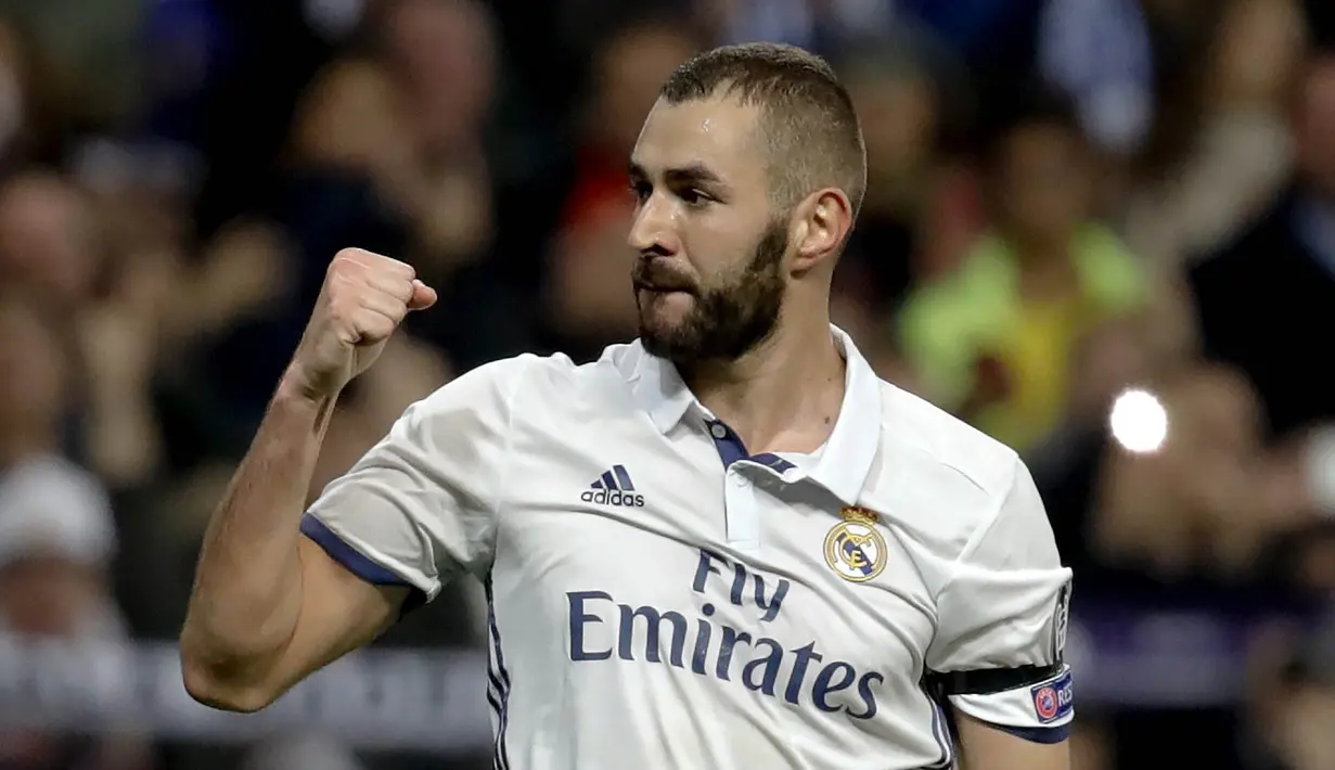 6. Karim Benzema - Striker Prancis ini menjadi andalan Mourinho saat menukangi Real Madrid  periode 2010-2013. Kerjasama keduanya berhasil meraih gelar Copa Del Rey (2011) dan gelar La Liga Spanyol (2012). (EPA/Juanjo Martin)
