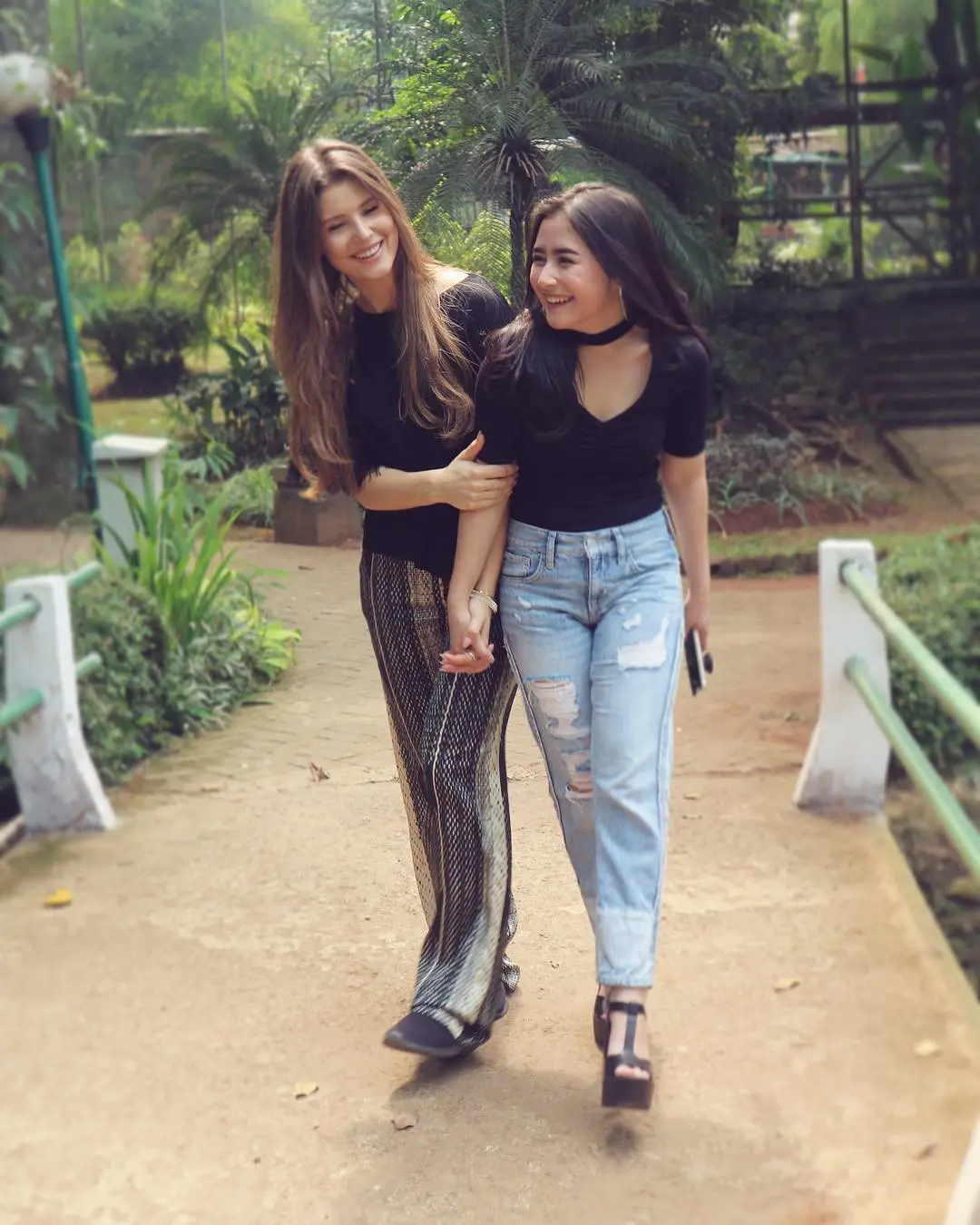 Prilly Latuconsina bersama Amanda Cerny. (Instagram - @prillylatuconsina96)