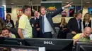 Pangeran Harry bereaksi sambil mengangkat telepon saat menjadi broker dalam acara amal tahunan ICAP di London, Rabu (7/12). Pangeran Harry menjadi broker dadakan untuk mengumpulkan dana amal dari 60 kantor di seluruh dunia. (REUTERS/Geoff Pugh/Pool)