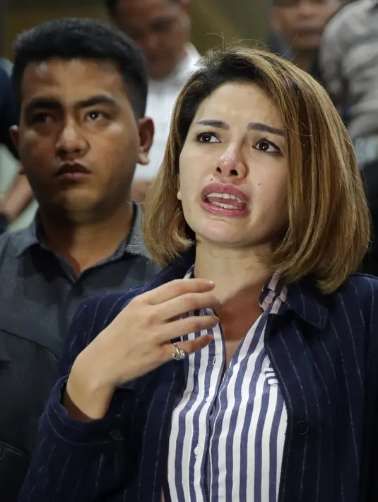 Sebelumnya Nikita Mirzani sempat mangkir akan dikonfrontir dengan Lucky, asisten Julia Perez yang telah melaporkan beberapa bulan lalu. Hari ini, Rabu (8/2) ibu dua anak itu memenuhi panggilan polisi. (Bambang E. Ros/Bintang.com)