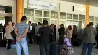 Ratusan calon penumpang pesawat Garuda tujuan Jakarta Senin kemarin kembali gagal berangkat dan terlantar di Bandara Babullah Ternate. 