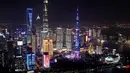 Foto 26 Oktober 2020 dari Sinar Mas Plaza memperlihatkan pemandangan di sepanjang Sungai Huangpu di Shanghai, China. Pertunjukan cahaya akan digelar pada 5 November untuk merayakan pembukaan Pameran Impor Internasional China ketiga, yang berlangsung di Shanghai pada 5-10 November. (Xinhua/Fang Zhe)