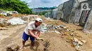 Pekerja menyelesaikan proyek pembangunan perumahan subsidi BTN di Kawasan Bogor, Jawa Barat, Jumat (18/2/2022). Angka tersebut jauh lebih tinggi dibandingkan periode yang sama tahun lalu yang hanya mencapai 2.302 unit. (Liputan6.com/Angga Yuniar)