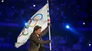 Aksi Tom Cruise dalam upacara penutupan Olimpiade Paris 2024 sekaligus menandai serah terima penyelenggaraan Olimpiade 2028 yang rencananya akan dilaksanakan di Los Angeles, Amerika Serikat. (AP Photo/Natacha Pisarenko)