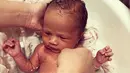 Chrissy Teigen mengunggah foto anaknya, Luna Stephen, yang sedang mandi. (instagram/chrissyteigen)