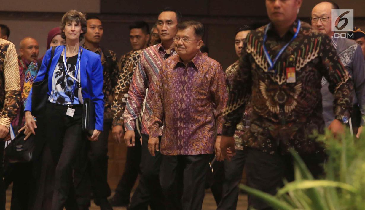 Wakil Presiden RI Jusuf Kalla bersalaman saat tiba menghadiri Dialog Tingkat Tinggi tentang Pembiayaan dan Asuransi Risiko Bencana selama acara IMF-World Bank Group 2018, Bali, Rabu (10/10). (Liputan6.com/Angga Yuniar)