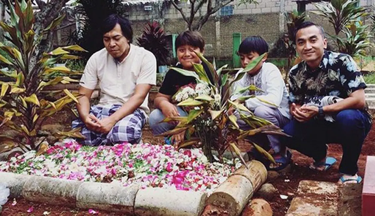 Terlihat Rico Ceper bersama Komeng dan kedua anaknya kembali menyambangi peristirahatan terakhir Caca. Foto itu diunggah pada Jumat, (2/9) lalu. (Instagram/indradewi2242)
