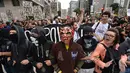 Aksi mahasiswa saat memprotes kenaikan tarif bus di Sao Paulo, Brasil, Selasa (12/1). Mereka protes karena di tengah krisis ekonomi yang ditandai dan inflasi tinggi, tarif transportasi angkutan bus justru naik. (AFP PHOTO/NELSON Almeida)