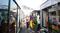 Pengunjung memasuki Rumah Kreatif BUMN (RKB) binaan BNI saat Launching Halal Park di Senayan Jakarta, Selasa (16/4). Halal Park yang akan bertransformasi menjadi Halal Distrik diharapkan menjadi tempat bagi para pelaku di industri halal untuk mengembangkan ide kreatifnya. (Liputan6.com/Angga Yuniar)
