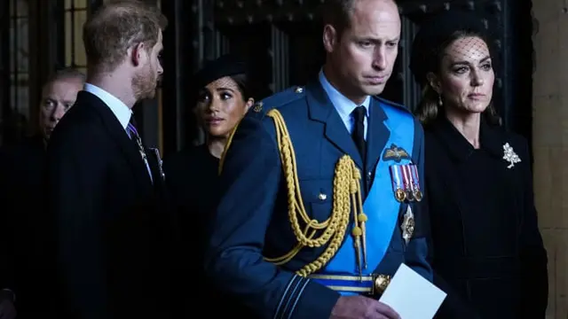 Pangeran William, Catherine, Princess of Wales, Pangeran Harry, dan Meghan, Duchess of Sussex pergi setelah mereka memberikan penghormatan kepada Ratu Elizabeth II di Westminster Hall