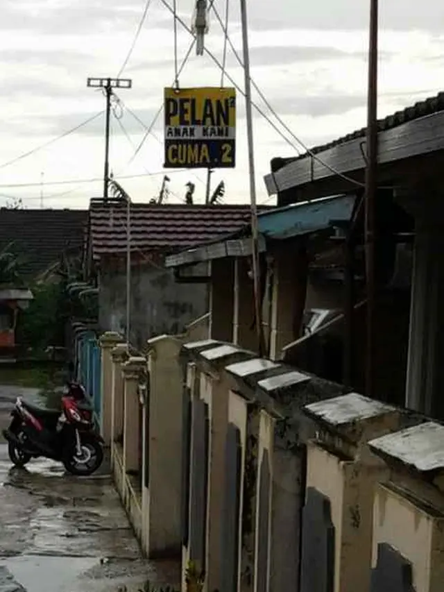 6 Tulisan 'Harap Pelan-Pelan' di Jalan Ini Nyeleneh, Kocak