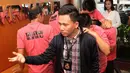 Petugas kepolisian menunjukkan anggota The Family Muslim Cyber Army yang terlibat kasus ujaran kebencian di Direktorat Tindak Pidana Siber Bareskrim Polri, Jakarta (28/2). (Liputan6.com/Immanuel Antonius)