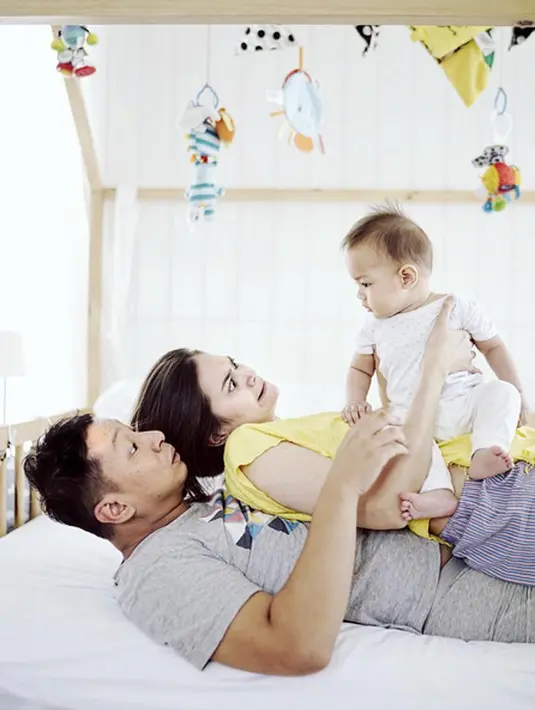 Dalam foto yang di unggah melalui Instagram, terlihat Ringgo sangat menikmati perannya sebagai seorang ayah. Foto-foto lucu bersama buah hatinya menghiasi laman Instagramnya. (Instagram/ringgoagus)