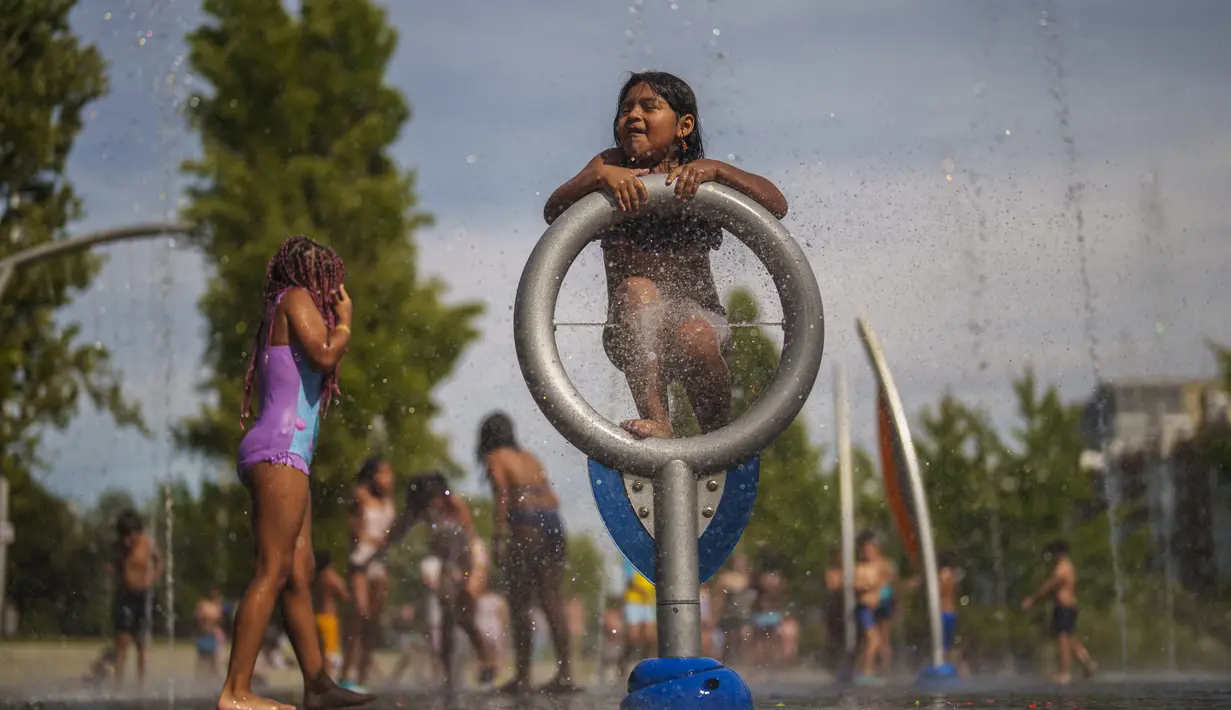 Anak-anak bersantai di pantai kota taman Madrid Rio di Madrid, Spanyol, Rabu, 12 Juli 2023. (AP Photo/Manu Fernandez)