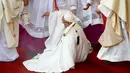 Paus Fransiskus terjatuh saat berjalan di lantai bertingkat menuju altar terbuka untuk merayakan misa di biara Jasna Gora, Polandia, Kamis (28/7). Kunjungan Paus Fransiskus ke Polandia untuk menghadiri perayaan World Youth Day. (FILIPPO MONTEFORTE/AFP)