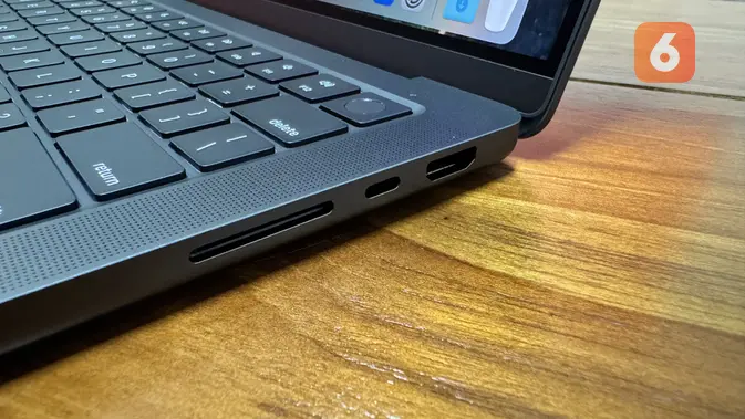<p>Port HDMI, Thunderbolt 5, dan slot kartu SDXC. (Liputan6.com/ Agustinus Mario Damar)</p>