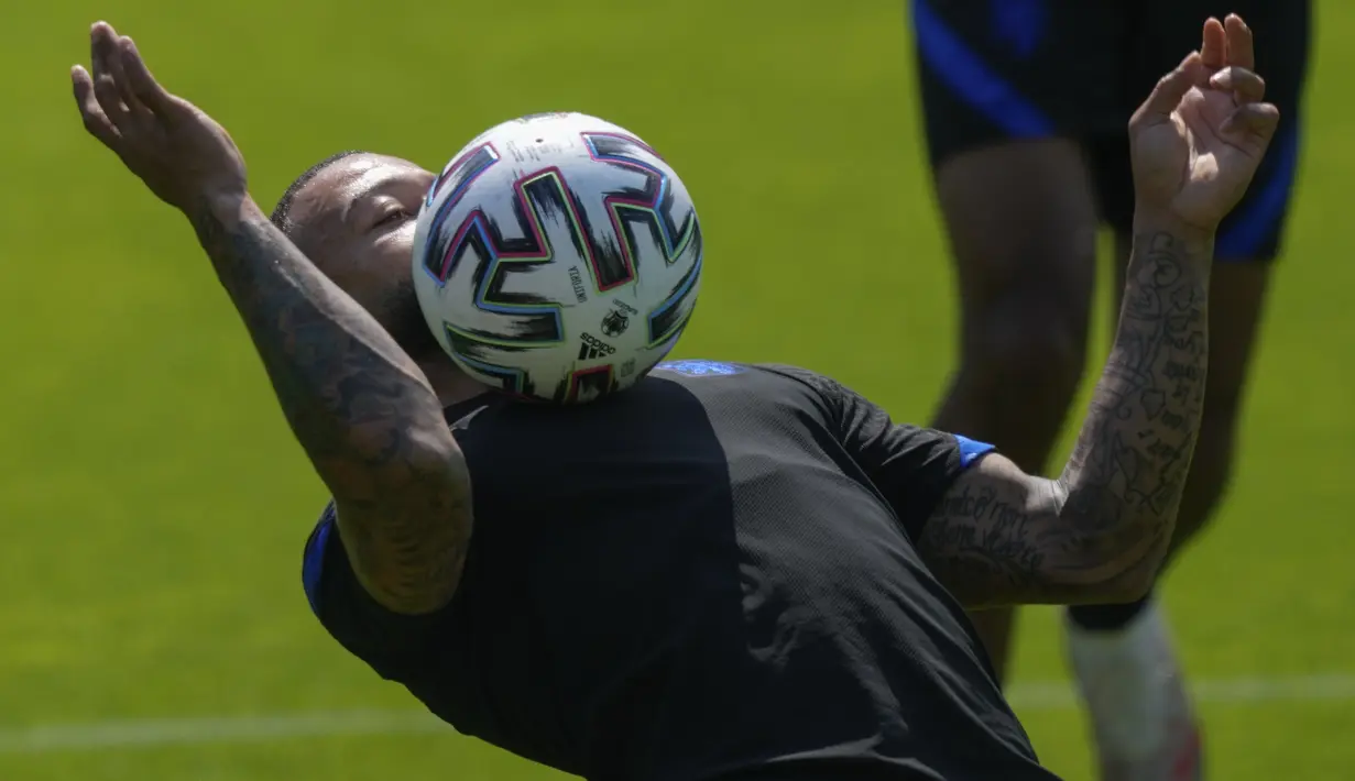 Penyerang timnas Belanda, Memphis Depay mengontrol bola selama latihan tim di Zeist, Rabu (16/6/2021). Belanda akan berhadapan dengan Austria di matchday ke-2 Grup C Euro 2020 pada Jumat (18/6/2021) dinihari. (AP Photo/Peter Dejong)