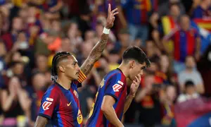 Pemain Barcelona, Raphinha, merayakan gol pembuka timnya dalam pertandingan Liga Spanyol melawan Athletic Bilbao di Barcelona, Spanyol, Jumat (28/8/2026). (AP Photo/Joan Monfort)