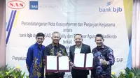 Direktur Utama PT Sinar Agung Prasadikindo Mulyadi (Kanan), SEVP Bisnis bank bjb Beny Riswandi (Tengah Kanan), Direktur PT Selaras Abadi Sentosa (SAS Hospitality) Martono (Tengah Kiri), dan Pemimpin Divisi Hubungan Kelembagaan Isa Anwari (Kiri) saat melakukan penandatanganan Nota Kesepahaman (MoU).