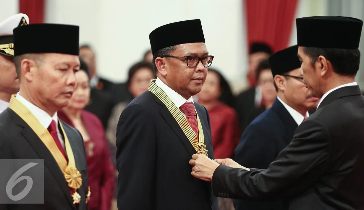 Presiden Joko Widodo memberikan tanda kehormatan di Istana Negara, Jakarta, Senin (15/8). Dalam rangka memperingati HUT RI ke-71, Presiden menganugerahkan Tanda Kehormatan RI kepada sejumlah tokoh di Tanah Air. (Liputan6.com/Faizal Fanani)