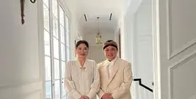 Elizabeth Tjandra, istri dari Erick Thohir, Menteri BUMN tampil sempurna dengan kebaya putih. Inspirasi penampilannya hadir dari era Boedi Oetomo, di mana gaya berbusana banyak dipengaruhi oleh gaya priyayi Jawa. [Foto: Instagram/erickthohir]