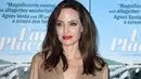 Sejak menggugat cerai Brad Pitt, beban hidup Angelina Jolie memang semakin berat. Pasalnya, ia mengurus keenam anaknya seorang diri. Bukan hanya itu, terpenting dirinya juga harus mencari nafkah. (AFP/Kevin Winter)