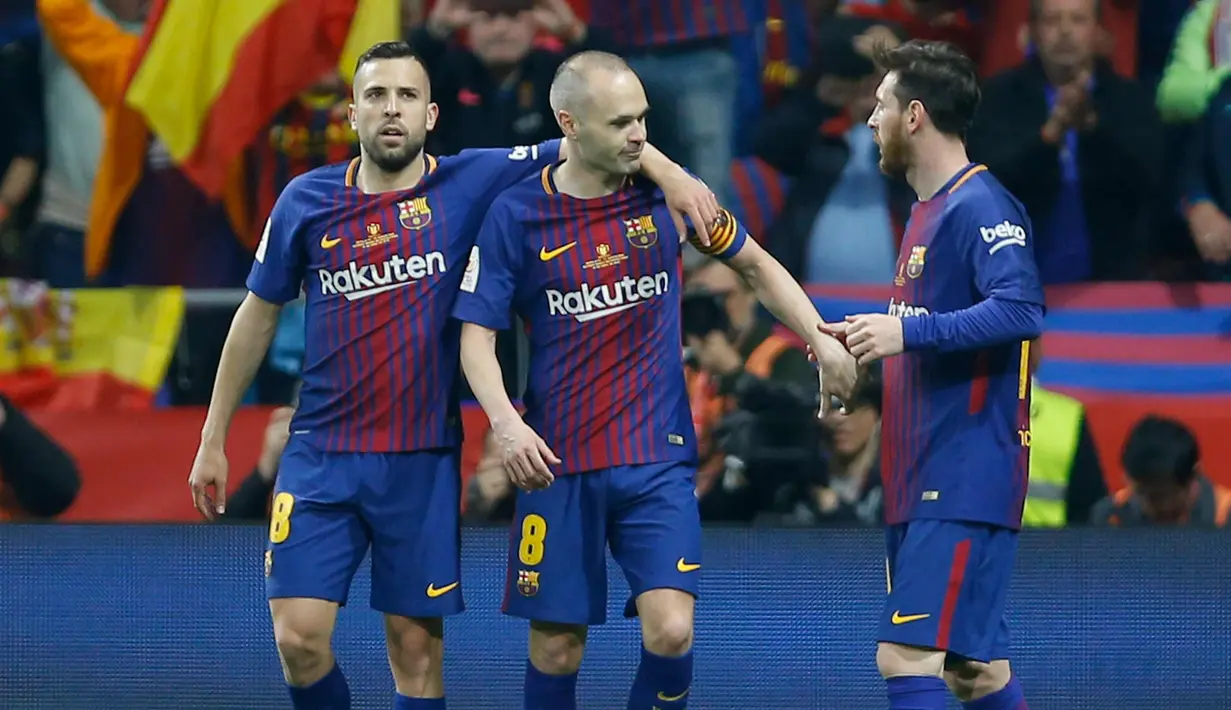 Kapten Barcelona, Andres Iniesta (tengah) melakukan selebrasi bersama Jordi Alba dan Lionel Messi usai mencetak gol ke gawang Sevilla di final Copa del Rey di stadion Wanda Metropolitano di Madrid (21/4). Barcelona menang 5-0.  (AP Photo / Paul White)